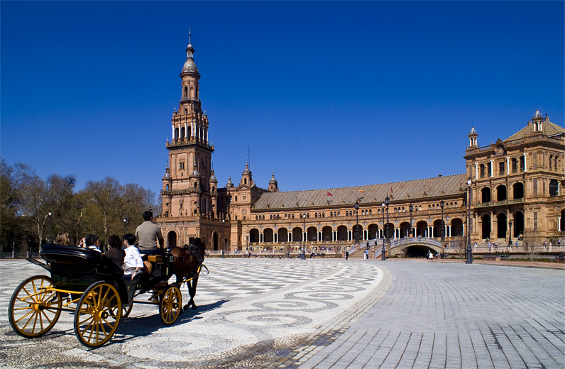 coche de caballos en la plaza de españa de sevilla