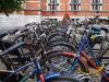 bicicletas aparcadas frente a la universidad de groningen